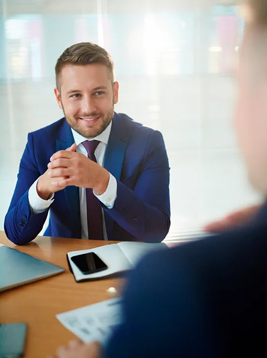 Cena ilustrativa de profissionais no ambiente empresarial